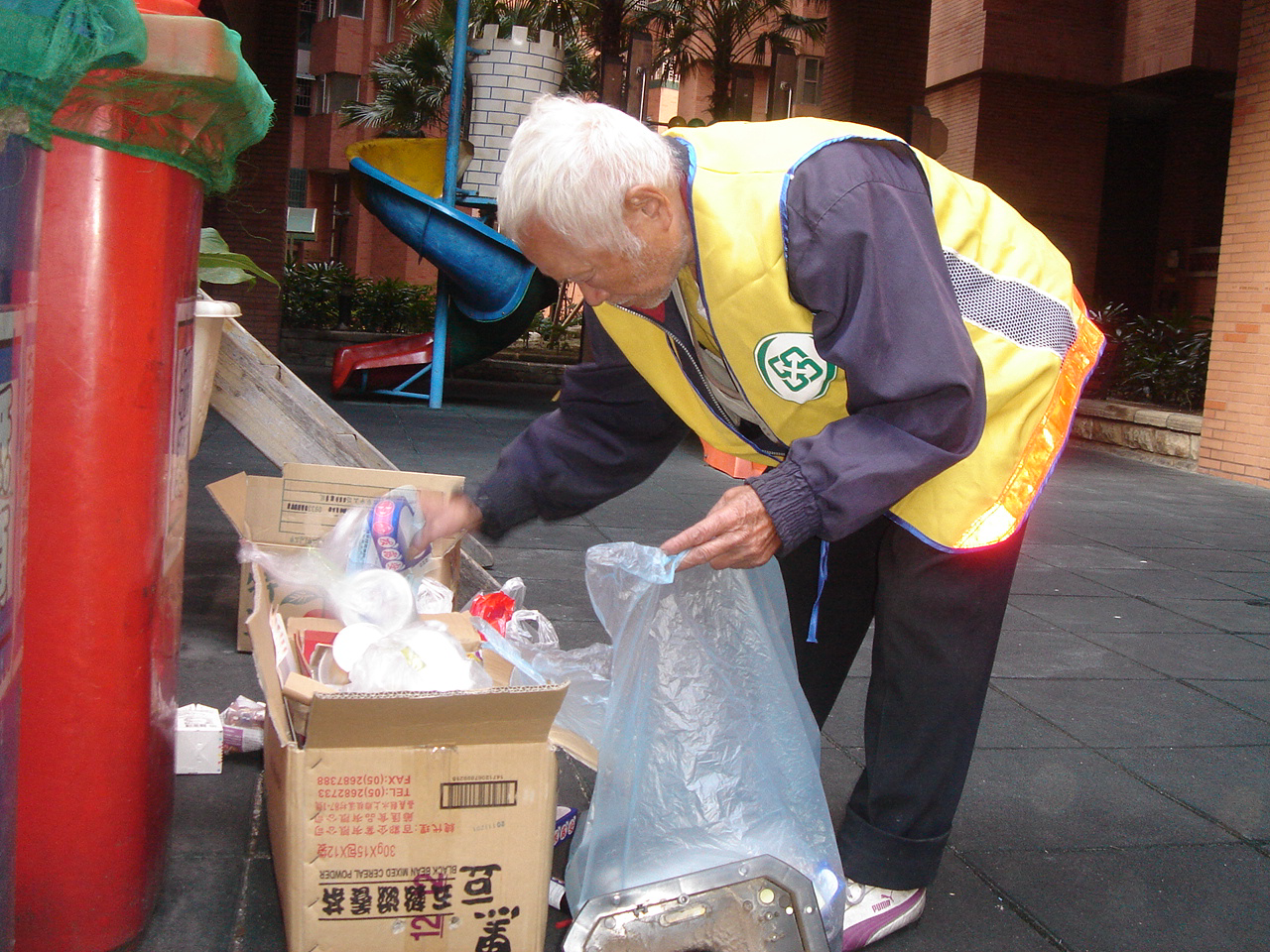市府「築巢安居」計畫 助資源回收個體業者改善生計並降低工作風險
