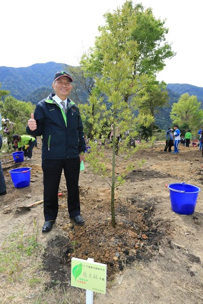 種樹護地球     張副市長與和平孩子共同植樹