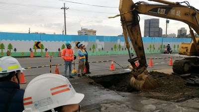 老舊水利暗溝滲漏致路面下陷 市府緊急修復並要求農田水利會檢修改善