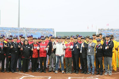林市長履行諾言穿Lamigo球衣高喊「GO GO Lamigo!」 桃園球迷嗨翻