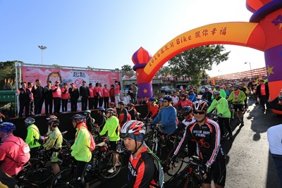 2016萬眾騎BIKE 萬名自行車友遶山海屯區