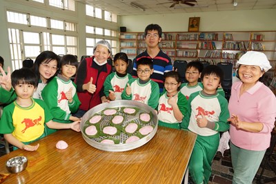 馬鳴國小老幼共學傳承紅龜粿 學童直呼真有趣