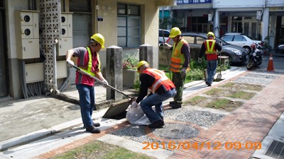 防汛整備 環保局完成505處易淹水道路側溝巡查清淤