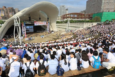 世界愛笑日 八國萬人齊聚台中開懷大笑
