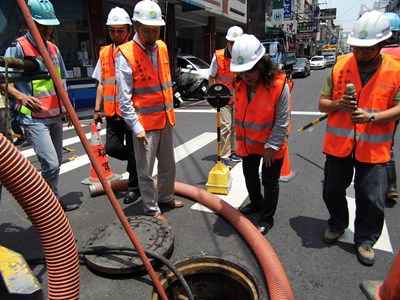 市府汛期前清疏作業已完成 李副秘書長視察檢視排水情形