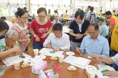 游錫堃率新北宜蘭同鄉會訪台中仁愛之家 關懷長輩