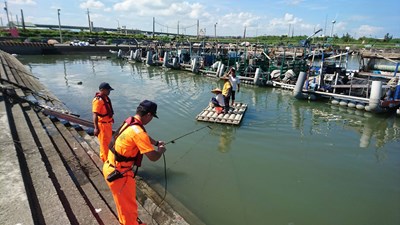 民眾受困沙洲 消防、海巡、漁民合力救出