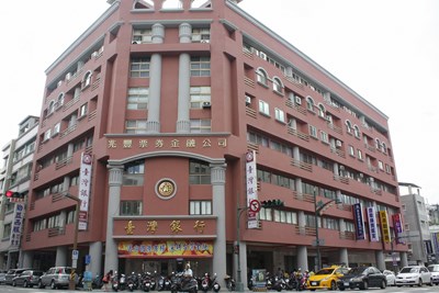 中市首例都更整建維護補助完工 長生金融大樓辦感謝茶會