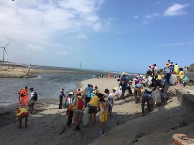 中市府響應淨灘活動 清出1530公斤垃圾、200公斤資源回收物