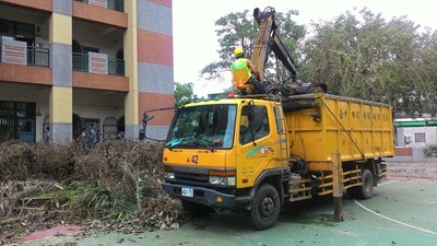 雙颱重創高雄 中市出動人車協助重建家園