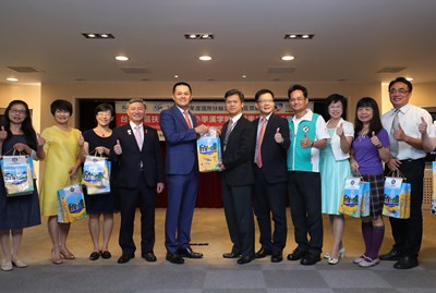 中區扶輪社捐贈語文品德教材 嘉惠中市31所國小學童