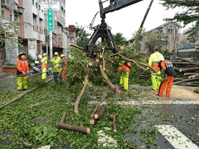 【梅姬颱風】清潔隊教師節、颱風天執勤 中市府加發1日工資並補休2日
