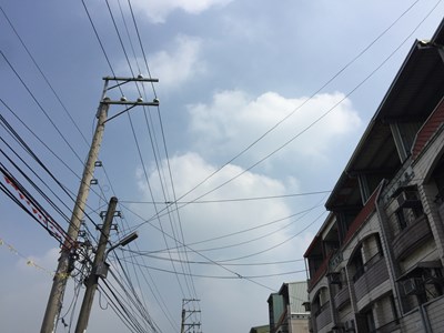 改善電桿纜線凌亂「蜘蛛網」 預計明年起限期業者改善並開罰