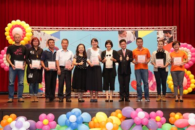 中市首次國際志工工作營成果豐碩 阿公阿嬤也在學英語
