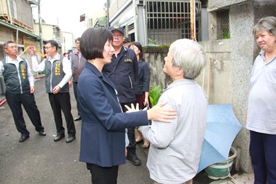 林副市長慰問潭子火災住戶 承諾儘速完成家園重建工作