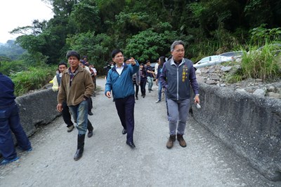 視察和平區東卯溪過水路面工程 林市長:提供民眾一條安全回家的路