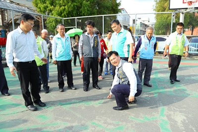 視察霧峰本堂里籃球場 林市長:儘速修繕提供優質運動空間