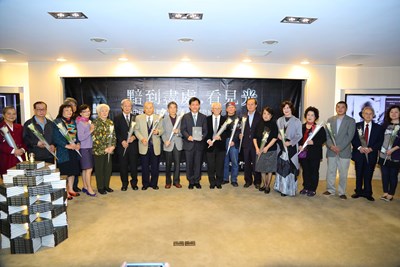 中市府出版《黯到盡處,看見光》 推廣人權教育及轉型正義