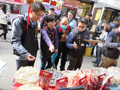 一中年貨大街開賣 中市府聯合稽查保障消費權益
