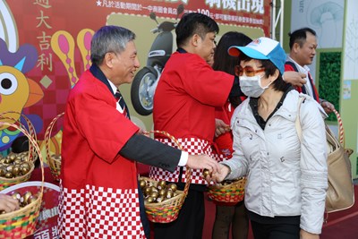 年節一中雞排10元促銷 張副市長發送金蛋紅包