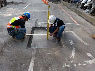 文心路路平孔蓋完成下地 首次成功納入寬頻網路