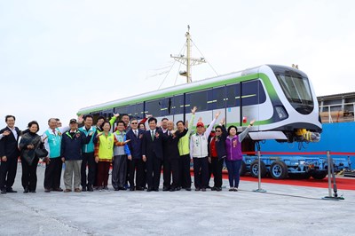 捷運綠線首批電聯車今抵台中港 林市長: 大台中崛起 從軌道運輸做起