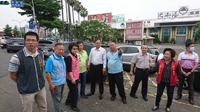 交通局長王義川前往視察大里區兩處易塞車路段