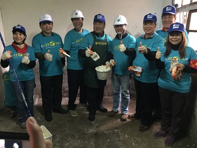衡山行善團號召志工助獨居長輩修老屋 中市社會局長當一日志工