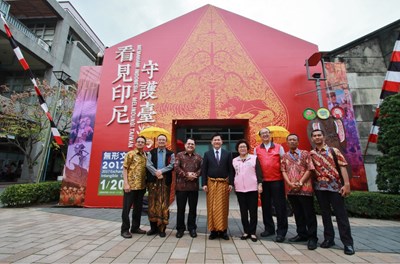 「看見印尼.守護台灣」展覽台中登場 林市長身著印尼「紗龍」看展
