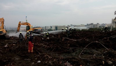文山掩埋場預計今日翻挖完畢 體恤前線辛勞 邱煜仁捐150具防毒面具