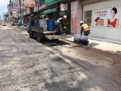 南屯路二段路平施工平整度不佳 建設局要求廠商刨除重新鋪設