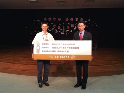 推廣食物銀行生命教育 明德中學捐愛心物資