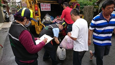 中市首日垃圾破袋檢查規勸87件 有效落實垃圾分類