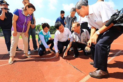 居仁國中、忠孝國小運動場地破損 林市長會勘允加速完成修繕