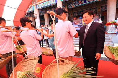 中市成年禮 林市長肩挑扁擔傳承祝福