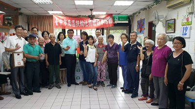 南區扶輪社拋磚引玉捐贈600包白米 社會局感謝愛心