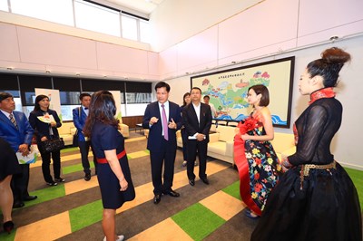 菲柏雅服裝將參加世盟年會競賽 林佳龍授旗盼為國爭光