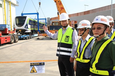 中捷首列國產無人駕駛電聯車運抵 交通局長:邁向新的里程碑