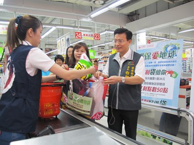 大潤發率先響應減塑 中市府加碼愛心購物袋