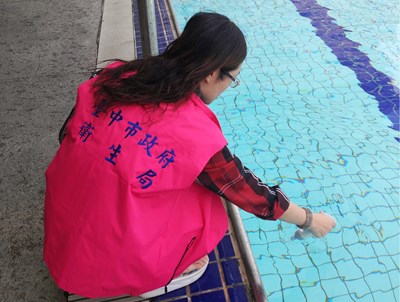 中市衛生局抽驗泳池水質 全數合格