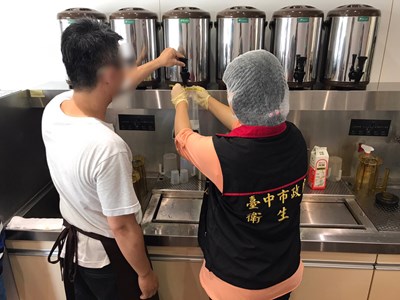 中市衛生局抽驗市售飲料 2件飲品大腸桿菌超標令限期改善