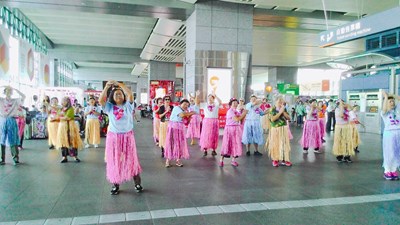 阿公阿嬤齊聚高鐵台中站 活力秀演出
