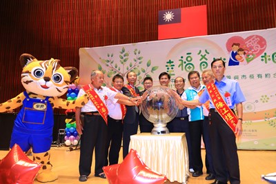 模範父親合影 林市長鼓勵即時表達對爸爸的愛