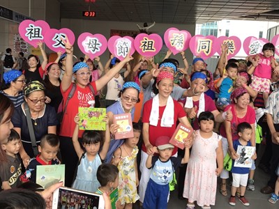 中市慶祝祖父母節 50對祖孫快閃豐原火車站