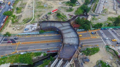 中央公園跨越河南路景觀天橋 11月底完工