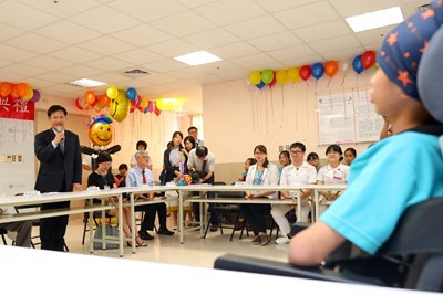 林市長鼓勵王同學努力復健,祝他早日康復