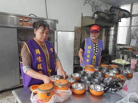 霧峰四德社區發展協會將愛心食物分裝在保溫便當中