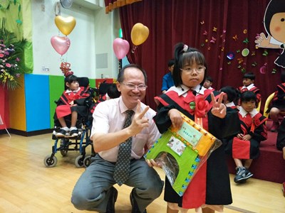 台中市政府社會局副局長陳坤皇前往參與家扶基金會台中發展學園畢業典禮