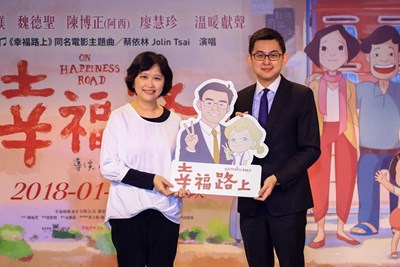 電影《幸福路上》今年初曾在中市府舉辦台中宣傳記者會;圖左為導演宋欣穎、右為新聞局長卓冠廷