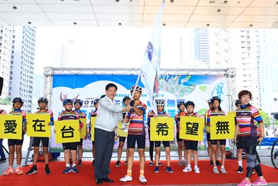 林市長表示,希望透過這次的騎乘挑戰,讓孩子們磨練體力與毅力,並深入台灣的各個角落關懷當地長輩,培養自助助人的觀念,更為青春留下寶貴的體驗。
